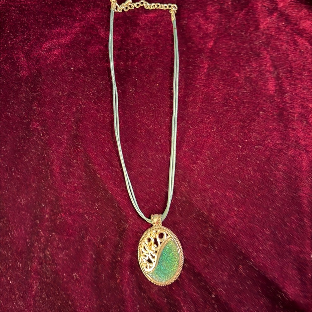 Elegant Gold and Green Pendant Necklace